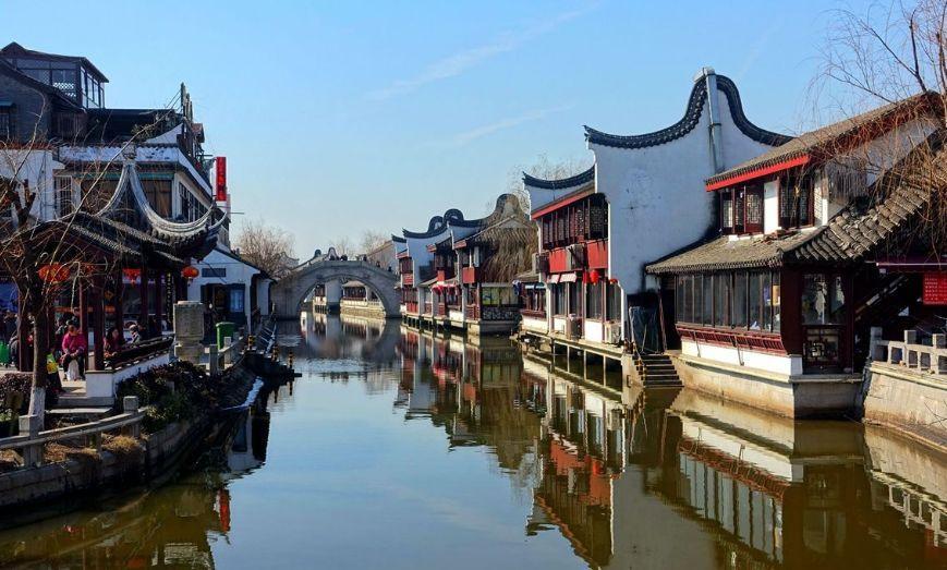 外卖员与保安发生口角,倒地后被拖拽并拍打面部